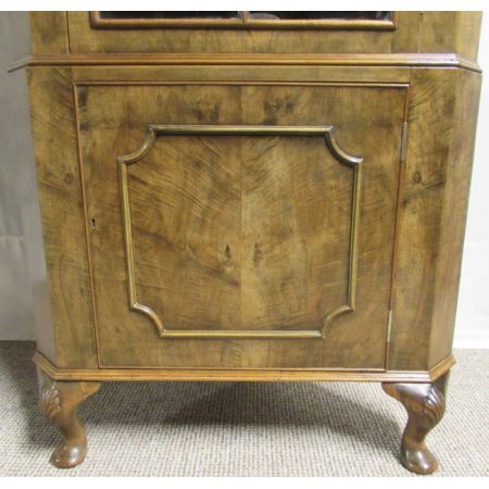 Hübsche antike Queen Anne Nussbaum Vitrine Eckschrank Nussbaum 1920
