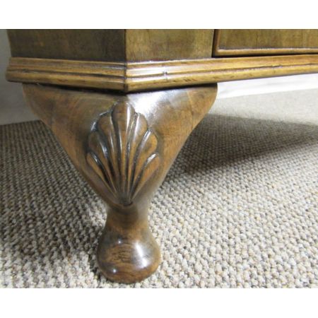 Hübsche antike Queen Anne Nussbaum Vitrine Eckschrank Nussbaum 1920