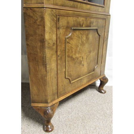 Hübsche antike Queen Anne Nussbaum Vitrine Eckschrank Nussbaum 1920
