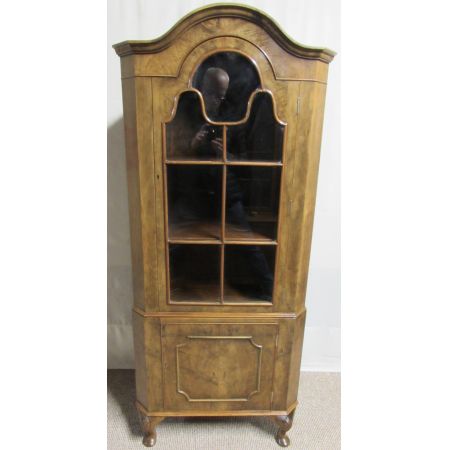Hübsche antike Queen Anne Nussbaum Vitrine Eckschrank Nussbaum 1920