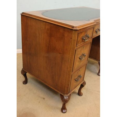 Großartiger englischer antiker Nussbaum Schreibtisch 1920