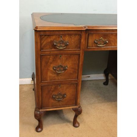 Großartiger englischer antiker Nussbaum Schreibtisch 1920