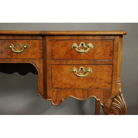 Großartiger Queen Anne Style Antiker Nussbaum Schreibtisch englisch 1920