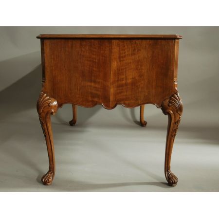 Großartiger Queen Anne Style Antiker Nussbaum Schreibtisch englisch 1920