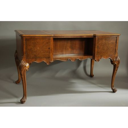 Großartiger Queen Anne Style Antiker Nussbaum Schreibtisch englisch 1920