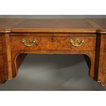 Großartiger Queen Anne Style Antiker Nussbaum Schreibtisch englisch 1920