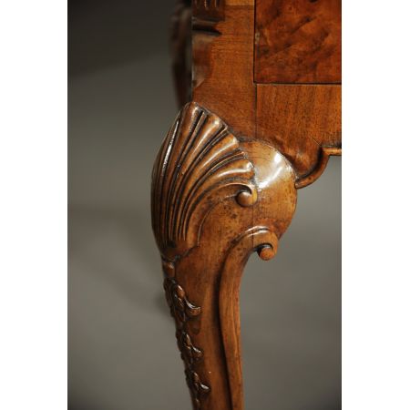 Großartiger Queen Anne Style Antiker Nussbaum Schreibtisch englisch 1920