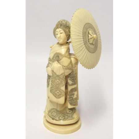 Antike Okimono Figur Frau mit Schirm Japanisch ca 1900