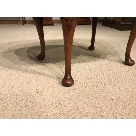 Einmaliger englischer Nussbaum Kaffeetisch Sofatisch antik ca 1920