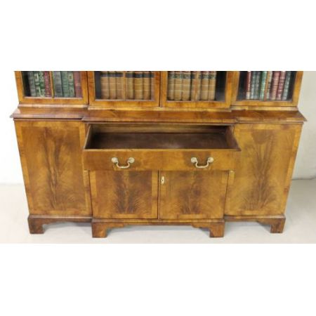 Englisches georgianisches Antikes Bücherregal Nussbaum ca 1910