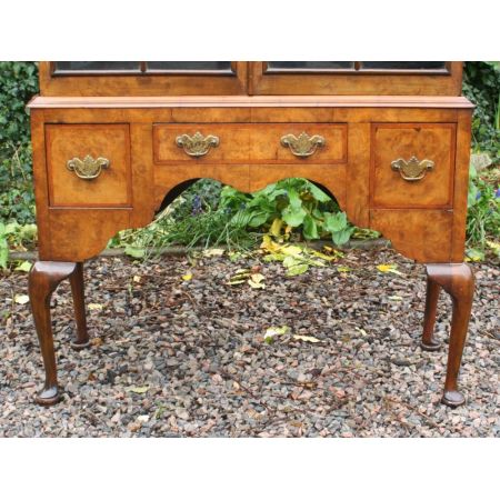 Original englische georgianische Nussbaum Vitrine antik ca 1910.