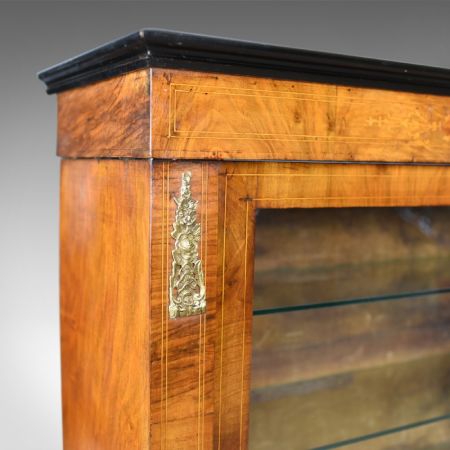 Kleine original englische Nussbaum Vitrine antik 1870