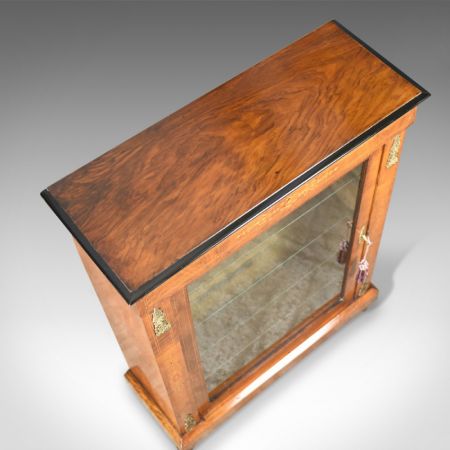 Kleine original englische Nussbaum Vitrine antik 1870