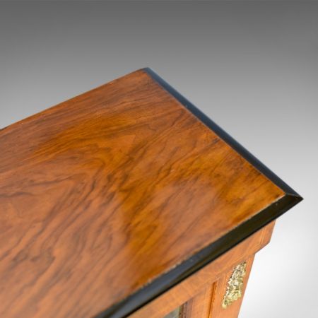 Kleine original englische Nussbaum Vitrine antik 1870