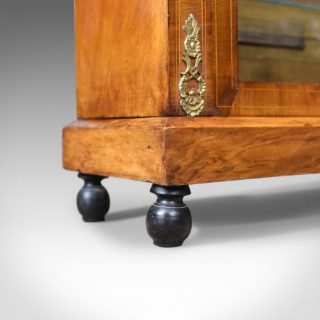 Kleine original englische Nussbaum Vitrine antik 1870