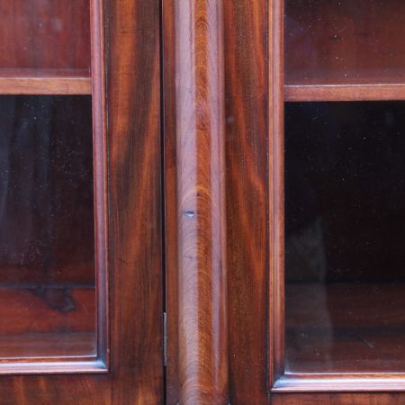 Antiker englischer Mahagoni Breakfront Bücherschrank ca 1830