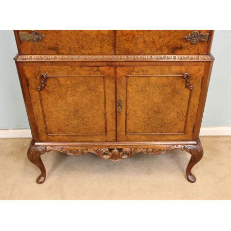 Englischer Antiker Grat Nussbaum Coktail Schrank im Queen Anne Stil ca. 1920