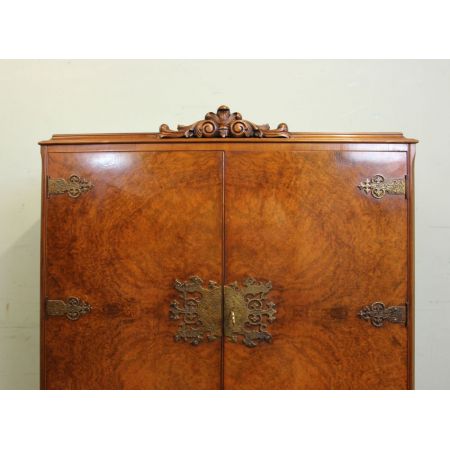 Englischer Antiker Grat Nussbaum Coktail Schrank im Queen Anne Stil ca. 1920