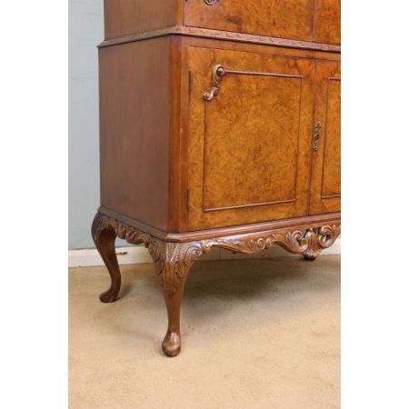 Englischer Antiker Grat Nussbaum Coktail Schrank im Queen Anne Stil ca. 1920