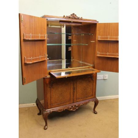Englischer Antiker Grat Nussbaum Coktail Schrank im Queen Anne Stil ca. 1920