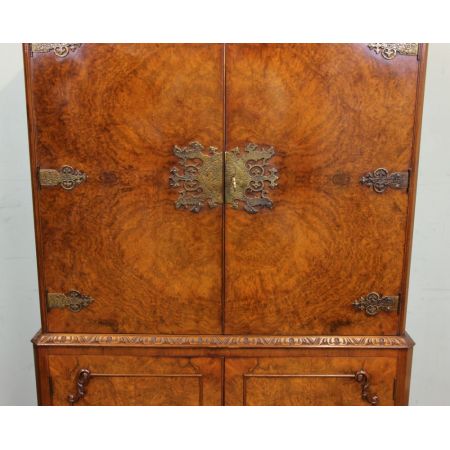 Englischer Antiker Grat Nussbaum Coktail Schrank im Queen Anne Stil ca. 1920