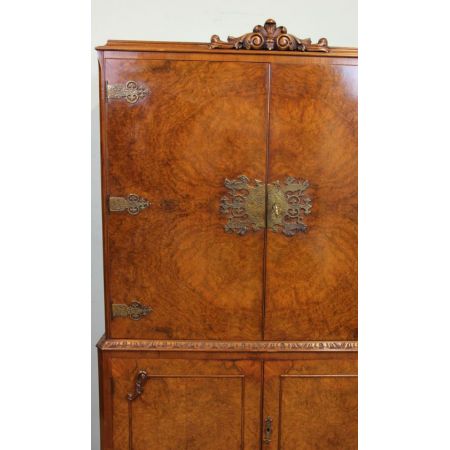 Englischer Antiker Grat Nussbaum Coktail Schrank im Queen Anne Stil ca. 1920