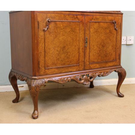 Englischer Antiker Grat Nussbaum Coktail Schrank im Queen Anne Stil ca. 1920