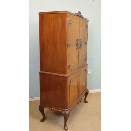 Englischer Antiker Grat Nussbaum Coktail Schrank im Queen Anne Stil ca. 1920