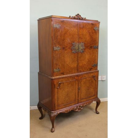 Englischer Antiker Grat Nussbaum Coktail Schrank im Queen Anne Stil ca. 1920