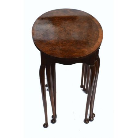 Englisches Antikes Art Deco Grat Nussbaum Tischnest ca. 1930