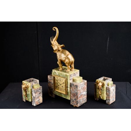 Art Deco Antike Englische dreiteilige Ormolu Elefanten Uhr ca. 1920