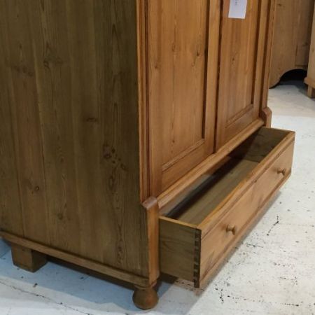 Antiker Englischer Kiefernholz Kleiderschrank ca. 1920