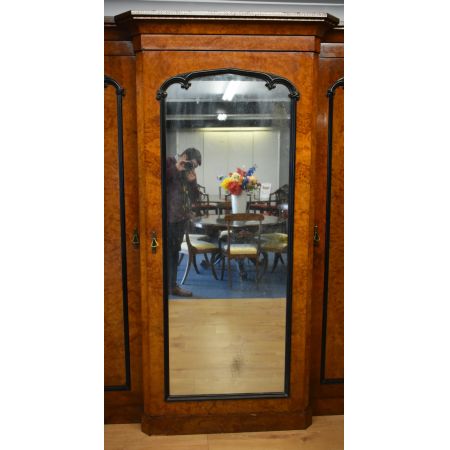 Vktorianischer Englischer Antiker Grat Nussbaum Kleiderschrank ca. 1850