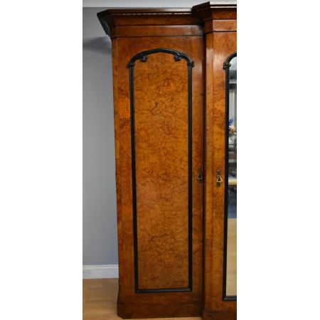 Vktorianischer Englischer Antiker Grat Nussbaum Kleiderschrank ca. 1850