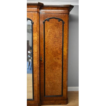 Vktorianischer Englischer Antiker Grat Nussbaum Kleiderschrank ca. 1850