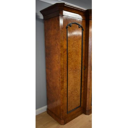 Vktorianischer Englischer Antiker Grat Nussbaum Kleiderschrank ca. 1850