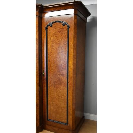 Vktorianischer Englischer Antiker Grat Nussbaum Kleiderschrank ca. 1850