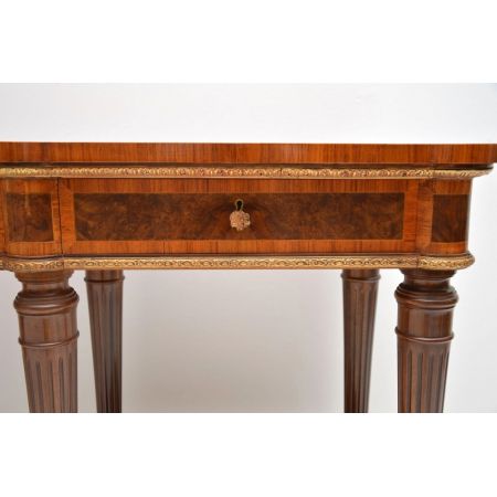 Antiker französischer Nussbaum Kingwood Beistelltisch ca 1930