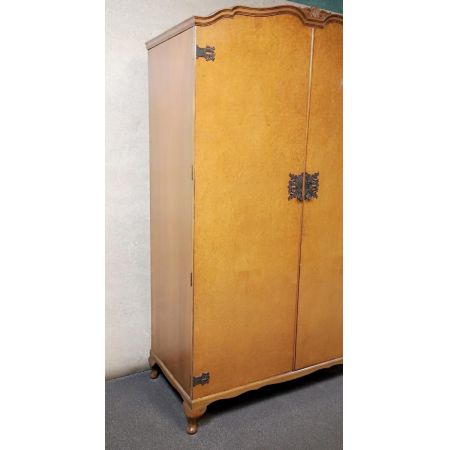 Queen Anne Nussbaum Kleiderschrank original antik ca 1920