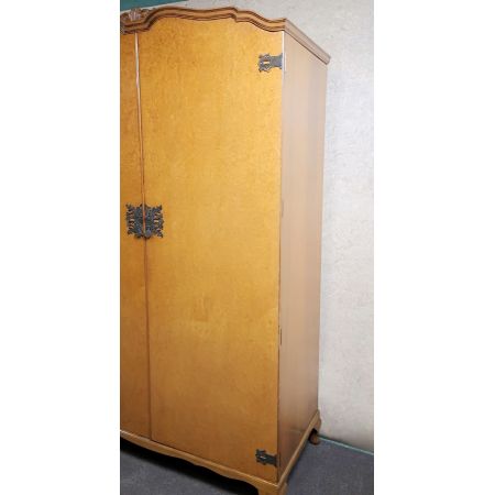 Queen Anne Nussbaum Kleiderschrank original antik ca 1920