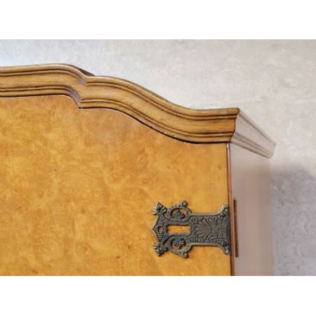 Queen Anne Nussbaum Kleiderschrank original antik ca 1920