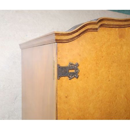 Queen Anne Nussbaum Kleiderschrank original antik ca 1920