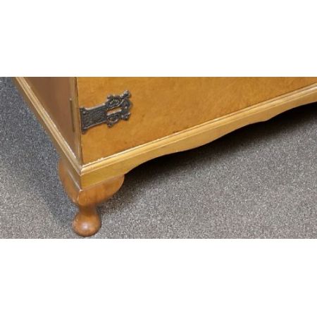 Queen Anne Nussbaum Kleiderschrank original antik ca 1920