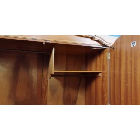 Queen Anne Nussbaum Kleiderschrank original antik ca 1920