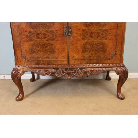 Britischer Queen Anne Nussbaum Cocktailschrank antik ca 1930