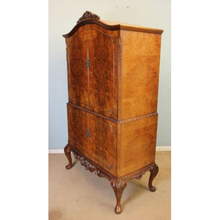 Britischer Queen Anne Nussbaum Cocktailschrank antik ca 1930