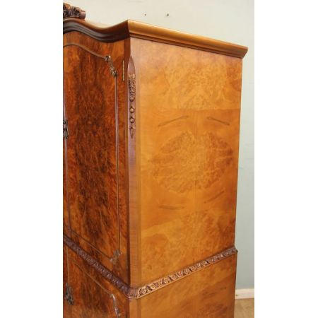 Britischer Queen Anne Nussbaum Cocktailschrank antik ca 1930