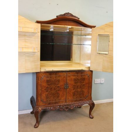 Britischer Queen Anne Nussbaum Cocktailschrank antik ca 1930