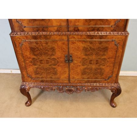 Britischer Queen Anne Nussbaum Cocktailschrank antik ca 1930