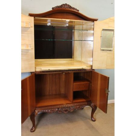 Britischer Queen Anne Nussbaum Cocktailschrank antik ca 1930